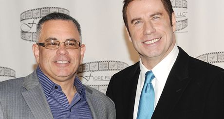 John Travolta a John Gotti (vlevo) na tiskov konferenci k filmu Gotti: Three Generations