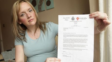 Charlotta Childsová a dopis od policie, ve kterém obvinili její nenarozené dít z výtrnictví