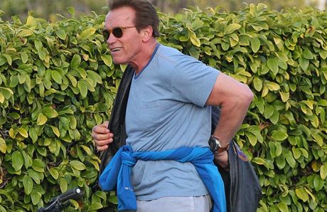 Arnold Schwarzenegger u na sebe neme koukat do zrcadla.