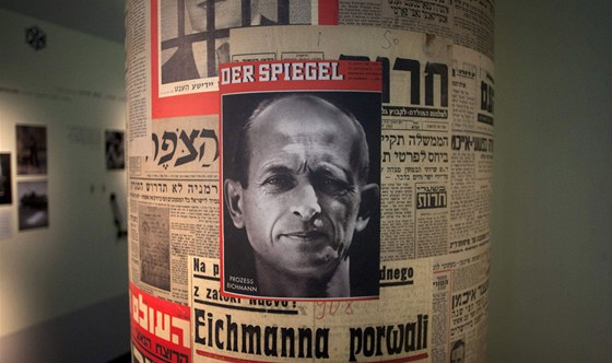 Z berlínské výstavy Tváí v tvá spravedlnosti: Adolf Eichmann ped soudem (11....