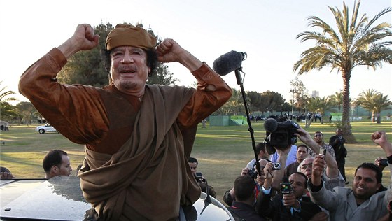 Libyjský vdce Muammar Kaddáfí po setkání s pedstaviteli Africké unie (10. dubna 2011)