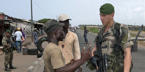 Francouzské jednotky v Abidanu (8. dubna 2011)