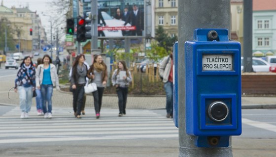 Tlaítko pro slepce u pechodu pro chodce v sadech Ptaticátník v Plzni