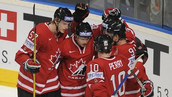 STŘELECKÝ KONCERT. Kanaďané se radují po jednom ze šesti gólů v síti Lotyšska.