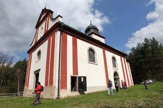 Kostel svatého Víta na břehu Želivské přehrady.
