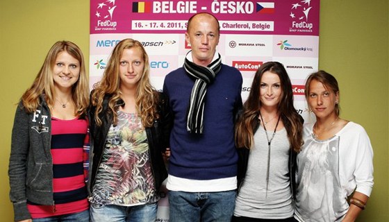 eský tým ped odletem na semifinále Fed Cupu do Belgie: Lucie afáová, Petra Kvitová, kapitán Petr Pála, Iveta Beneová, Barbora Záhlavová-Strýcová