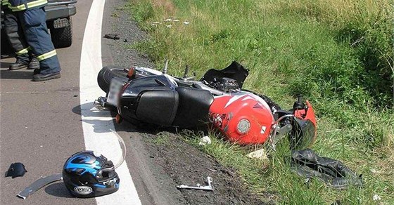 Motorkář na Táborsku dostal smyk. Po pádu zemřel pod koly traktoru. Ilustrační snímek