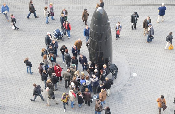 Na námstí Svobody mly stát hodiny. Místo toho tam vyrostl erný obelisk za tináct milion korun, z nj sice padají sklenné kuliky, ale nelze z nj poznat as.