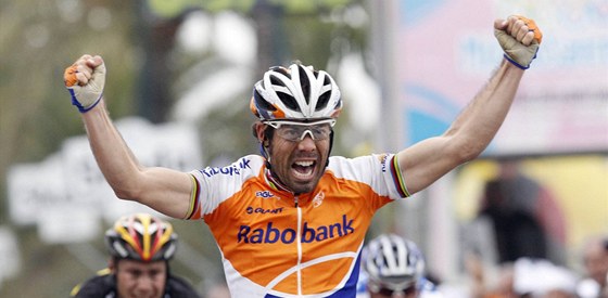 panlský cyklista Oscar Freire se po záveném spurtu raduje z vítzství v klasickém závodu Milán - San Remo