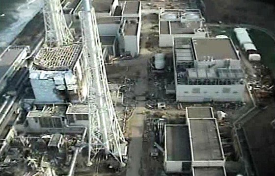 Snímek jaderné elektrárny Fukuima a poniených reaktor, jak je zachytil bezpilotní letoun. (10. dubna 2011)
