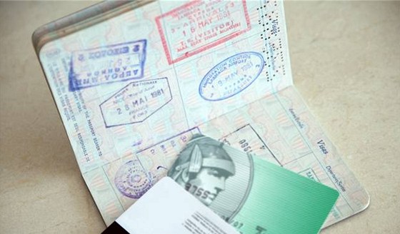 Policie bude po přechodnou dobu promíjet vyhoštění cizincům, kteří mají teprve zažádáno o dlouhodobé vízum.