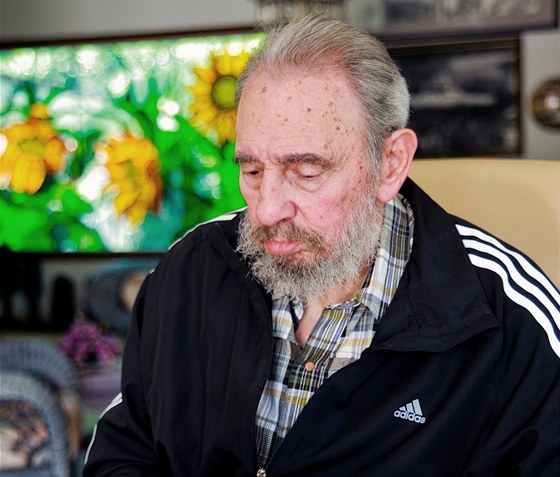 Fidel Castro práv vyplnil hlasovací lístek se jmény kandidát do nového vedení kubánské komunistické strany (18. dubna 2011)