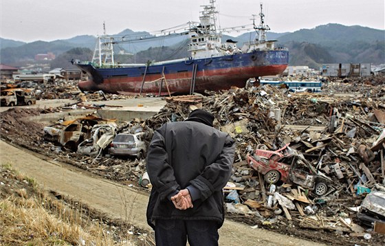 Pístav v japonské Kesennum msíc po niivé vln tsunami. (11. dubna 2011)
