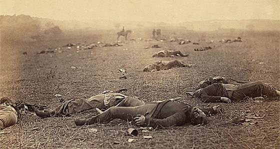 Vojáci padlí v bitv u Gettysburgu na fotografii z ervence 1863.