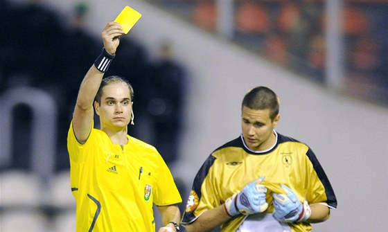Fotbalový rozhodí Petr Mikel ukazuje lutou kartu brankái Bohemians 1905 Lukái Zichovi pi utkání proti Slavii Praha. (16. bezna 2008)