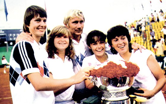 Vítzství v Curychu 1983. Tehdy se Fed Cup odehrál za týden na jednom míst. Zleva slaví Helena Suková, Hana Mandlíková, nehrající kapitán Jan Kukal, Iva Budaová a Marcela Skuherská.