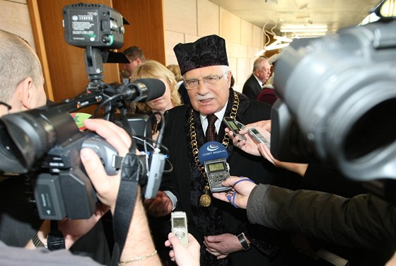 Prezident Václav Klaus pi pedání estného doktorátu na VUT v Brn