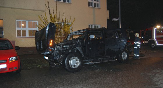 Vyhoelý terénní vz znaky Hummer v centru Pardubic (10. dubna 2011)