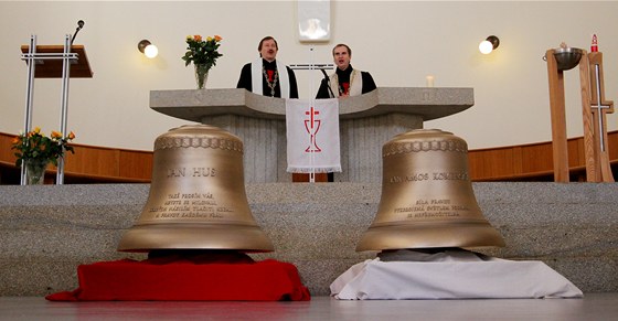 Nové zvony do plánované zvonohry Sboru knze Ambroe nesou jména Jan Hus a Jan Amos Komenský.