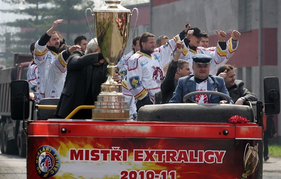 Hokejisté Tince se v oteveném autobuse s pohárem pro mistry poprvé projeli u...