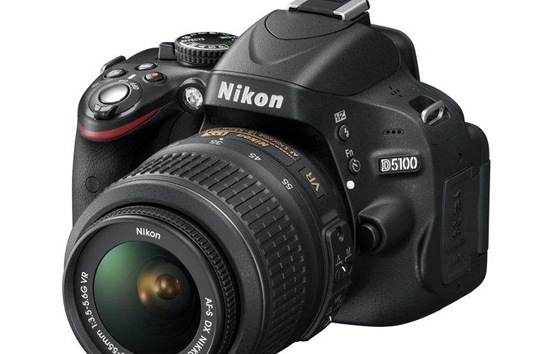 Nová digitální zrcadlovka Nikon D5100 s otočným a výklopným displejem -  iDNES.cz