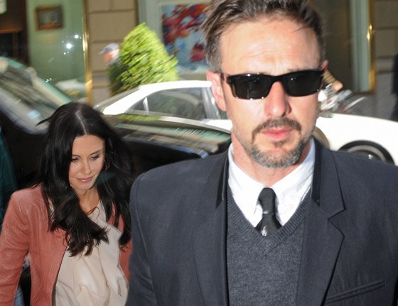 David Arquette a Courteney Coxová po spoleném vystoupení v rádiu