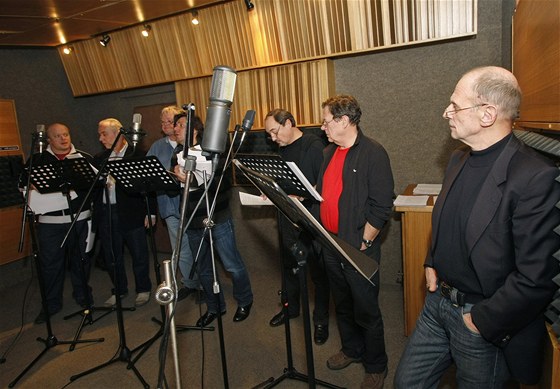 Herci při nahrávání audioknihy Dvanáct rozhněvaných mužů
