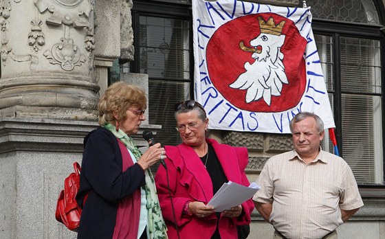 Druh demonstrace na podporu libereckho primtora Jana Koryte ped budovou radnice