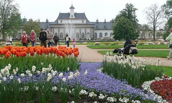 Zámek Pillnitz s rozkvetlou zahradou