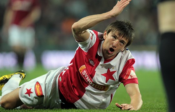 TO BYL FAUL, NE? k�i�í na rozhod�ího slávistický fotbalista Vitalij Trubila.