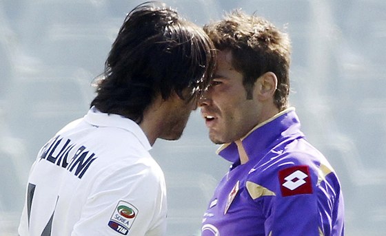 COJE? ÁKEJ PROBLÉM? ele na elo si vymují názory Adrian Mutu z domácí Fiorentiny (vpravo) a Alberto Aquilani z Juventusu. 