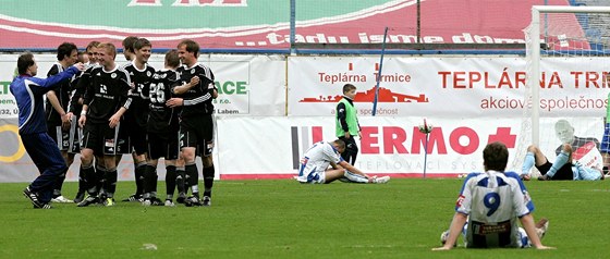 RADOST A ZKLAMÁNÍ. Zatímco fotbalisté hostujícího Hradce Králové se objímají a slaví gól, ústení hrái padají na trávník. Nadje na záchranu v lize je zase o dost mení.