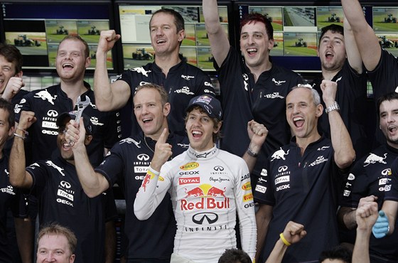 Sebastian Vettel slaví s kolegy z týmu Red Bull triumf ve Velké cen Malajsie. 