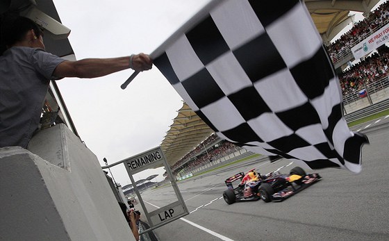 Sebastian Vettel v cíli Velké ceny Malajsie. 