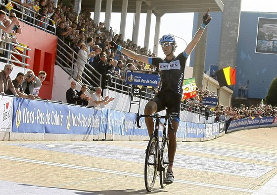 VÍTZ. Johan Van Summeren slaví triumf v klasickém závod Paí-Roubaix.  