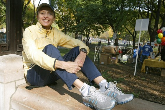 Grete Waitzová pi maratonu v New Yorku v roce 2005.