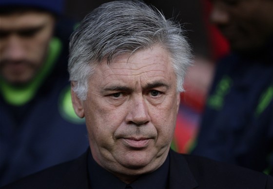 SKONÍ? Carlo Ancelotti zejm oekává nejhorí, rozhodnutí je na majiteli Romanu Abramoviovi.