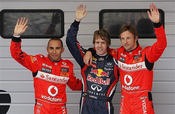 NEJLEPÍ TROJKA. Tahle trojice si vybojovala nejlepí postavení na startu Velké cené íny. Zleva: Lewis Hamilton, Sebastian Vettel a Jenson Button.