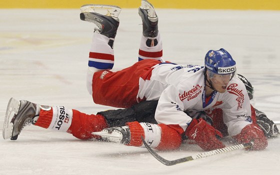 eský hokejista Marek Kvapil (nahoe) v souboji s Beatem Gerberem ze výcarska.