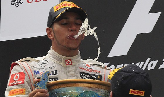 Lewis Hamilton  se raduje  z triumfu ve Velké cen íny F1.