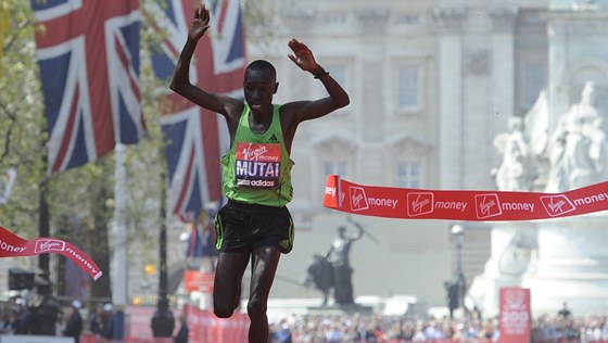  Emmanuel Mutai probíhá vítzn cílem Londýnského maratonu.