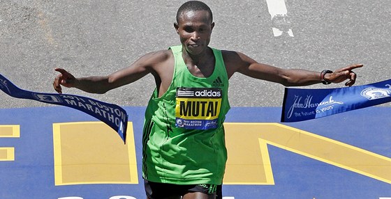 Geoffrey Mutai probíhá vítzn cílem Bostonského maratonu.