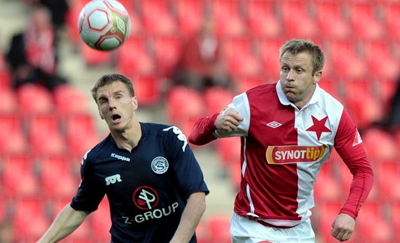 V pondlním utkání Slavie se Slováckem bojuje domácí Vlek (vpravo) s Mezlíkem