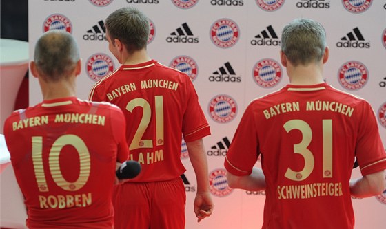 Prezentaci novch dres Bayernu Mnichov mli na starosti (zleva) Arjen Rooben, Philipp Lahm a Bastian Schweinsteiger. 