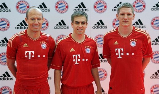 Prezentaci nových dres Bayernu Mnichov mli na starosti (zleva) Arjen Rooben,  Philipp Lahm a Bastian Schweinsteiger.