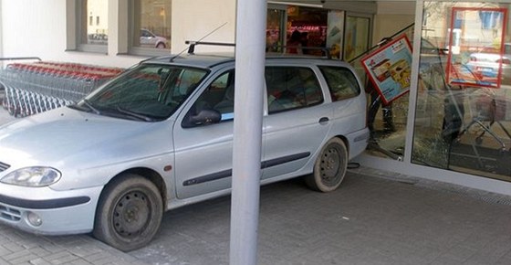 V Kraslicích zaparkovala idika vz Renault Megane ve výloze obchodu