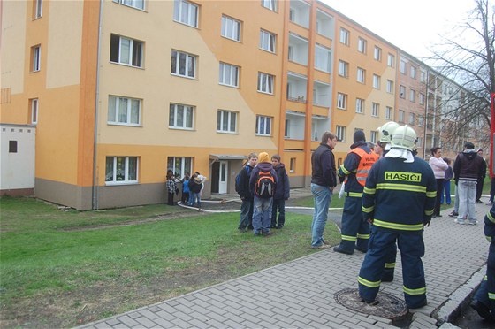 Hasii zachraovali estiletého chlapce z hoícího bytu ve druhém pate paneláku v Rotav.