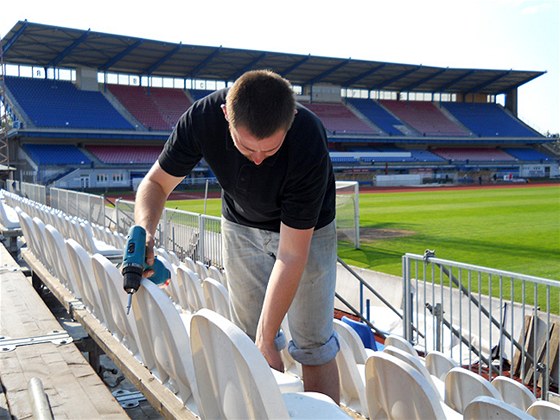 Na stadionu ve truncových sadech vyrstají ped zápasem se Slavií mobilní tribuny.