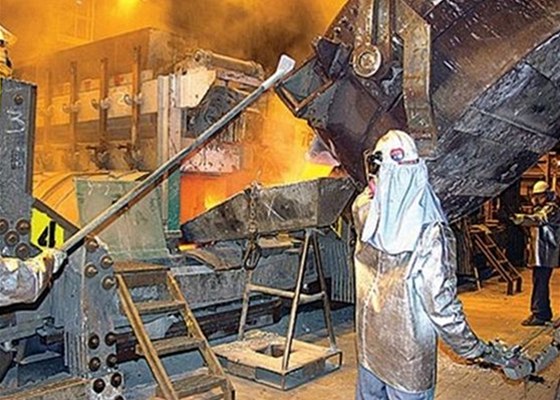 Do továrny se pivezou hliníkové ingoty, roztaví se a vyrobí se z nich písty. (Ilustraní snímek)