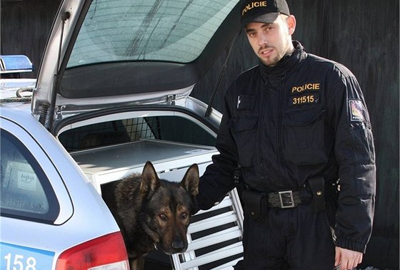 Ostravský policejní psovod Martin Lank se svým sluebním psem Ikarem.